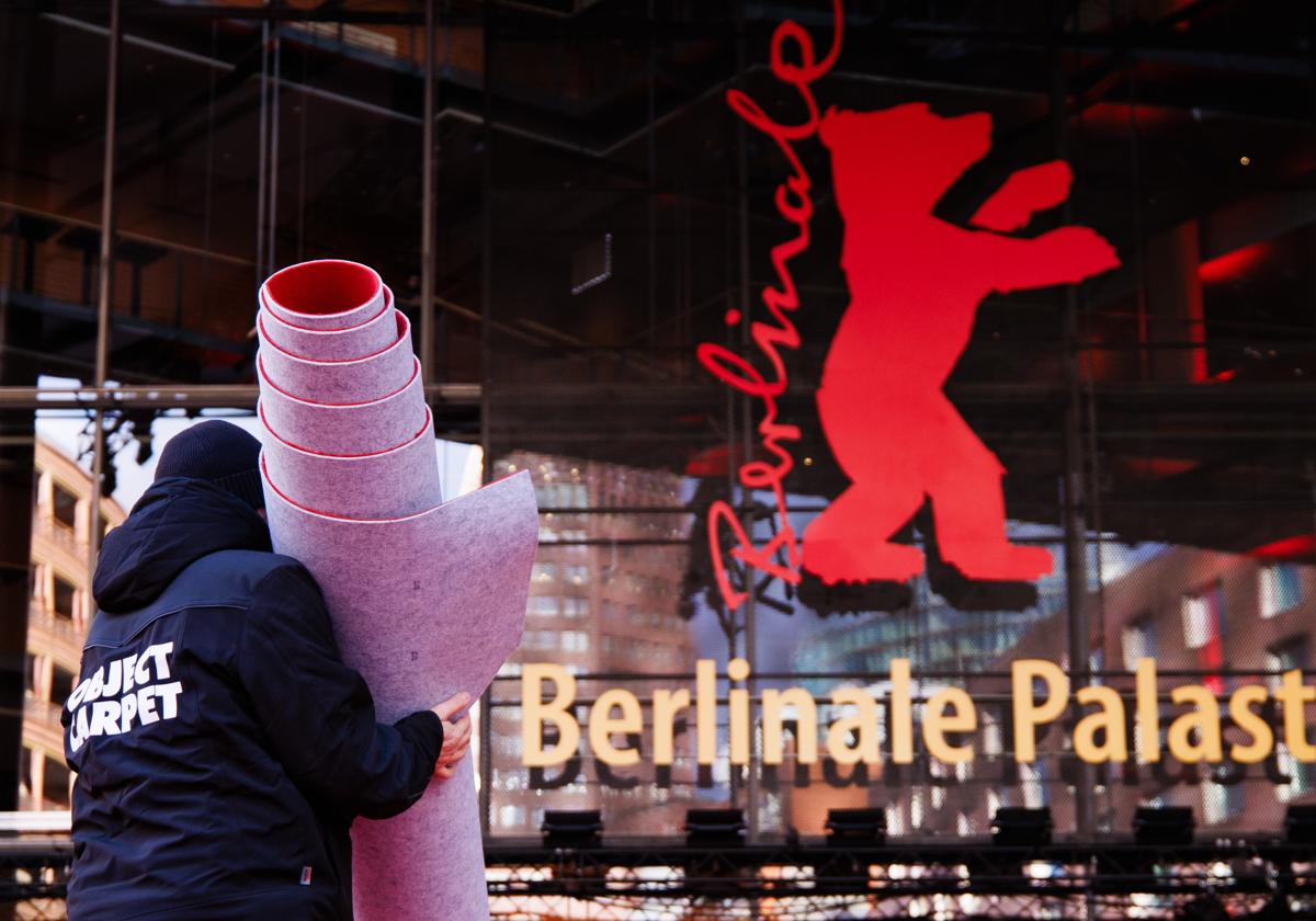 Un operario prepara este miércoles la alfombra roja de la Berlinale, que se inaugura el jueves 15