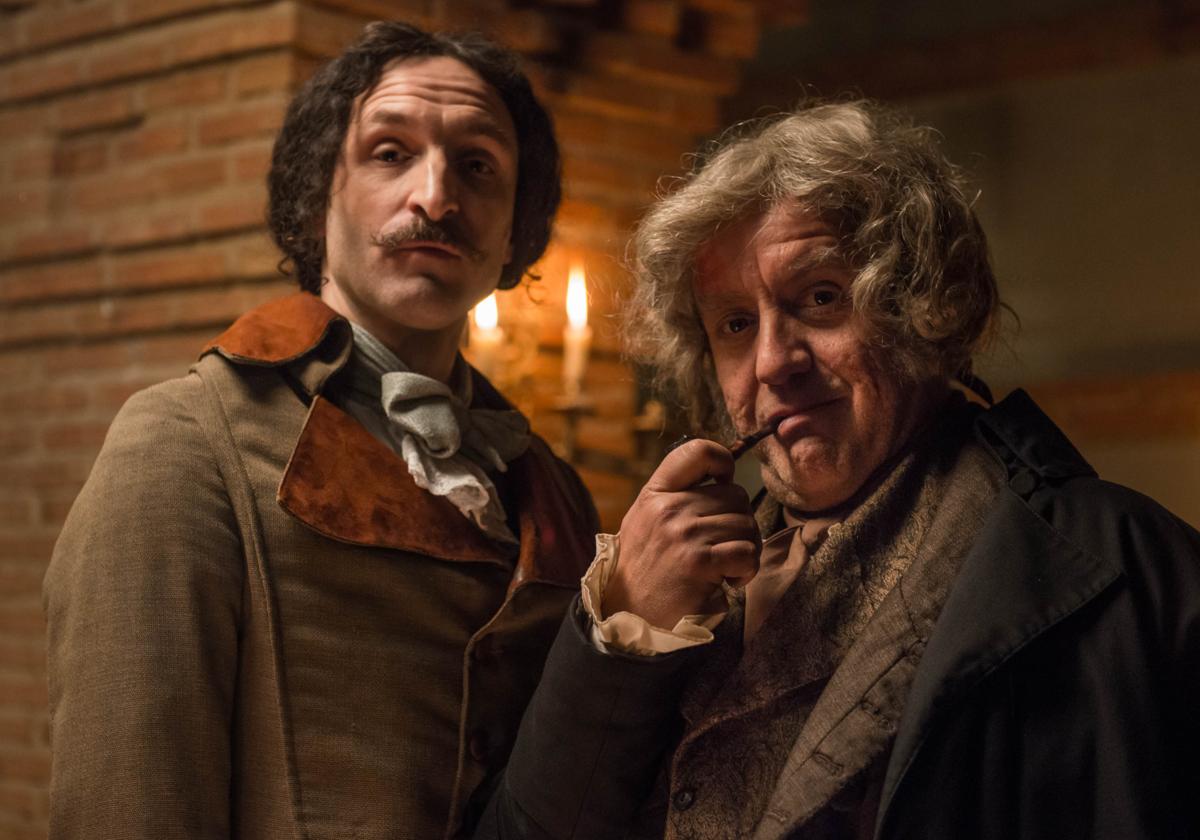 Rodaje de la tercera temporada de 'El Ministerio del Tiempo' en El Capricho. Solo en una serie que puede viajar por el tiempo se puede reunir a Velázquez y Goya (Julián Villagrán y Pedro Casablanc)