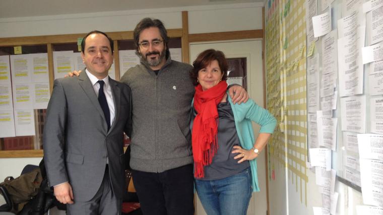 Nacho Faerna (centro), coordinador de la quinta temporada de 'Amar es para siempre' junto a Manuel Sánchez (izquierda), Ginés en la serie, y la guionista Macu Tejera, en la sala de guion