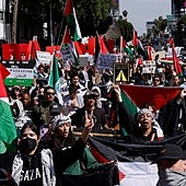 Abucheos y protestas propalestinas reciben a los invitados: «Mientras miras, caen bombas»