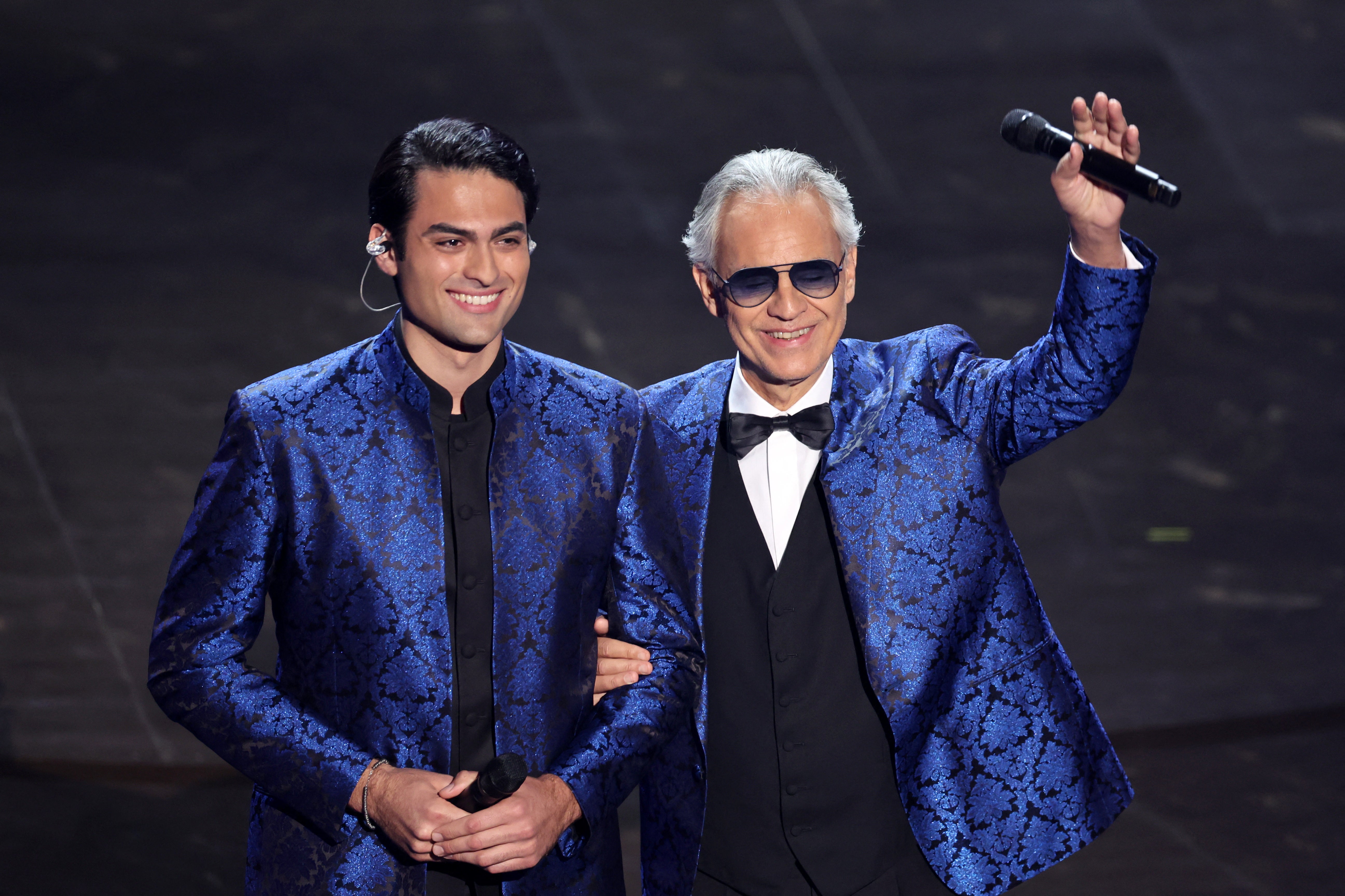 Andrea y Matteo Bocelli cantan 'Con te partiro' en el 'In Memoriam'