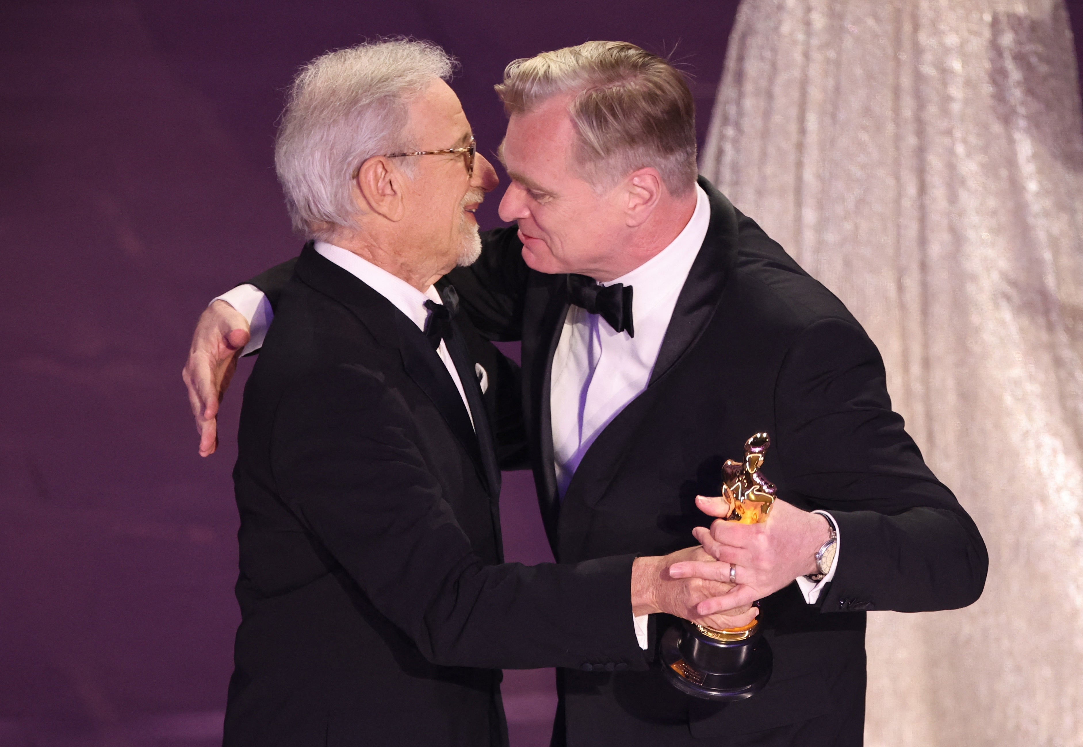 Steven Spielberg le entrega el premio de mejor director a Christopher Nolan por 'Oppenheimer' ﻿