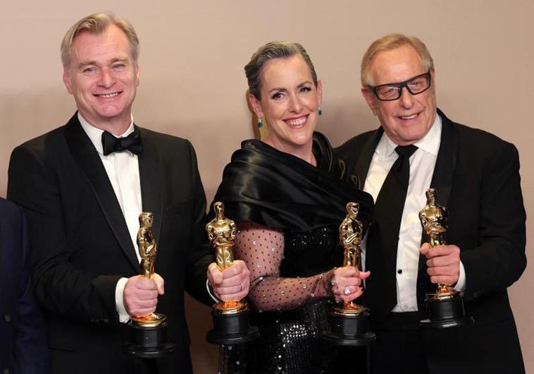 Christopher Nolan, Emma Thomas y Charles Roven posan con el Oscar a la Mejor Película por 'Oppenheimer'