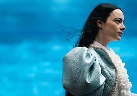 'Pobres criaturas' se estrena hoy en las plataformas: dónde ver 'online' la película de Emma Stone