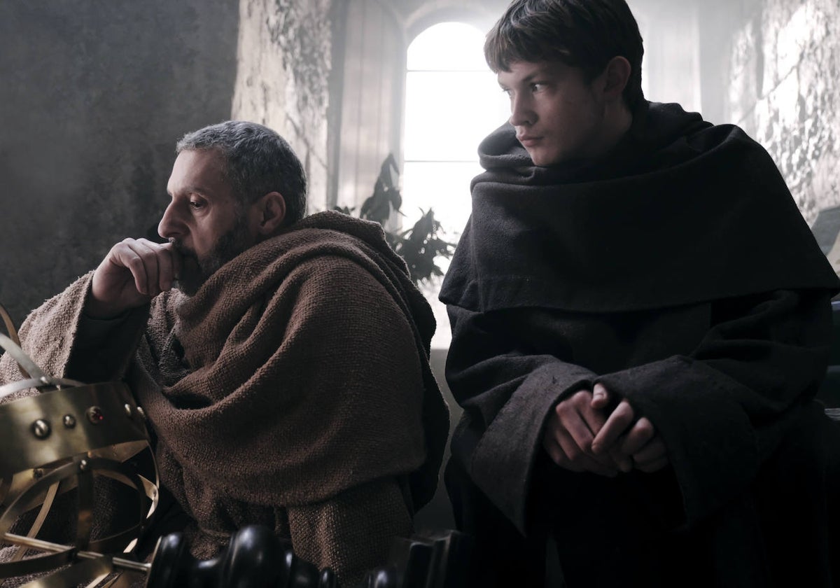 John Turturro y Damian Hardung en 'El nombre de la rosa'