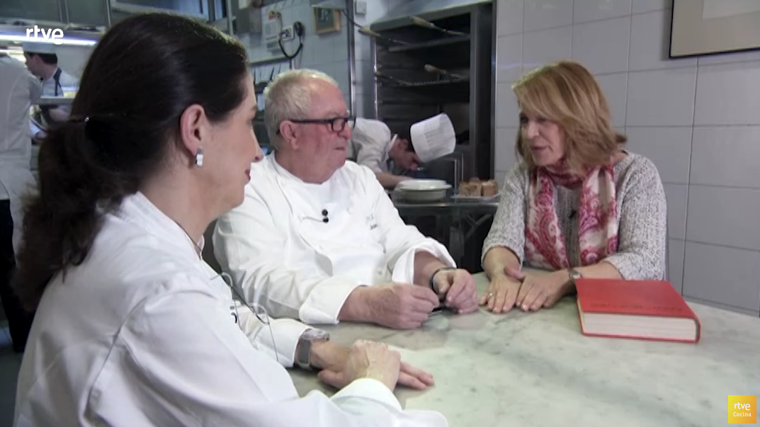 Elena Sánchez junto a los chefs Juan Mari y Elena Arzak en el programa 'Al punto'