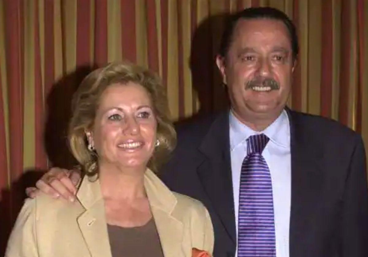 Julián Muñoz, alcalde de Marbella, posa junto a su esposa en 2003, Mayte Zaldívar