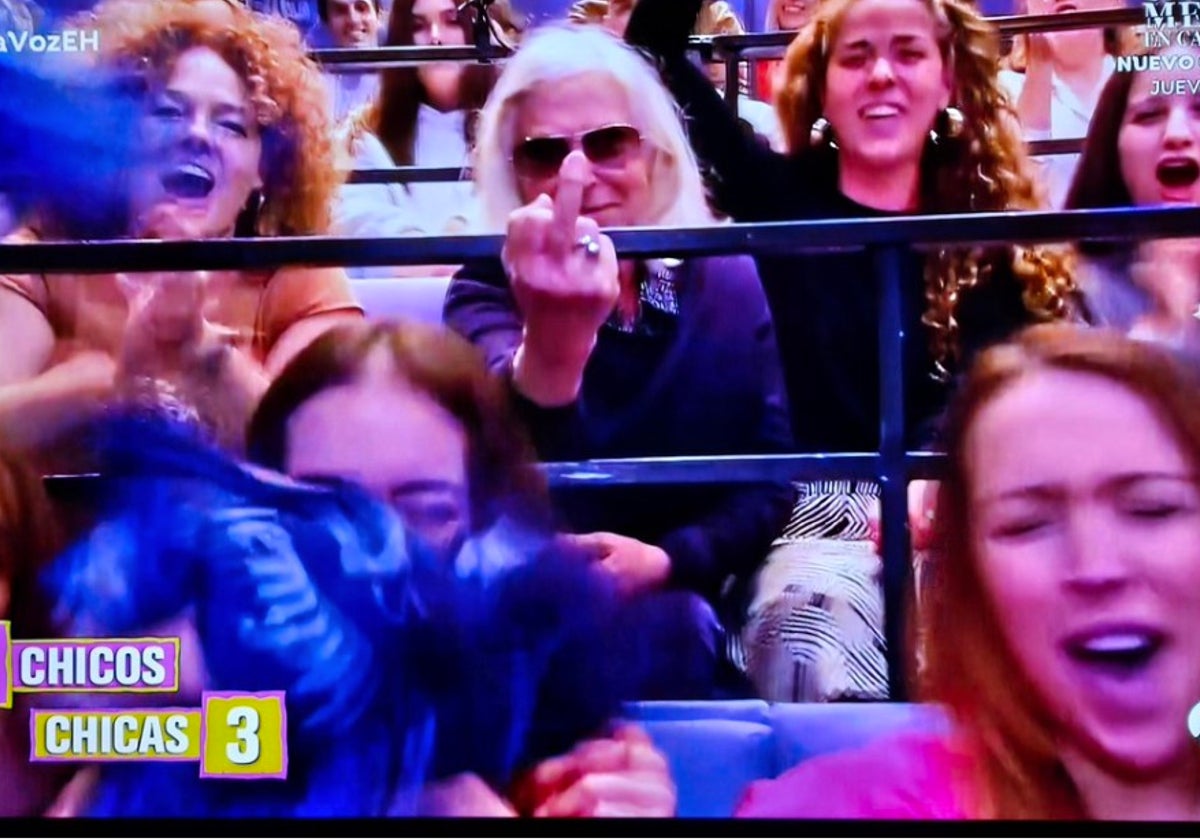Momento en el que la mujer del público se lanza a realizar una peineta a la cámara de 'El Hormiguero'.