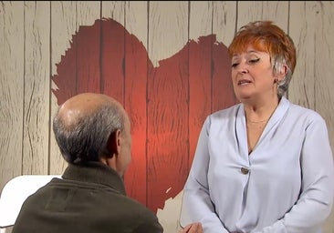 Un soltero desesperado se arrodilla para hacer una ferviente súplica a su cita: «Me llevo una decepción»