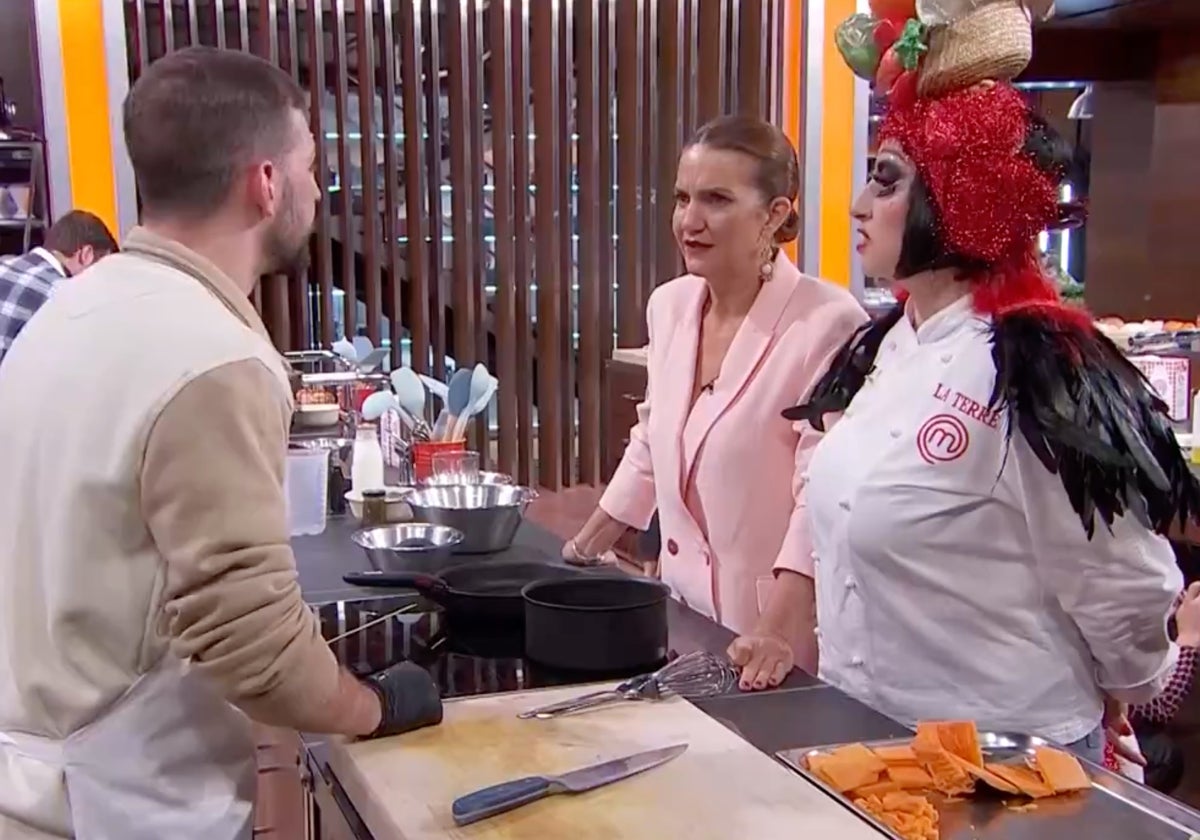 Samantha y la Terremoto de Alcorcón, invitada de la tercera gala de 'Masterchef', hablando con José