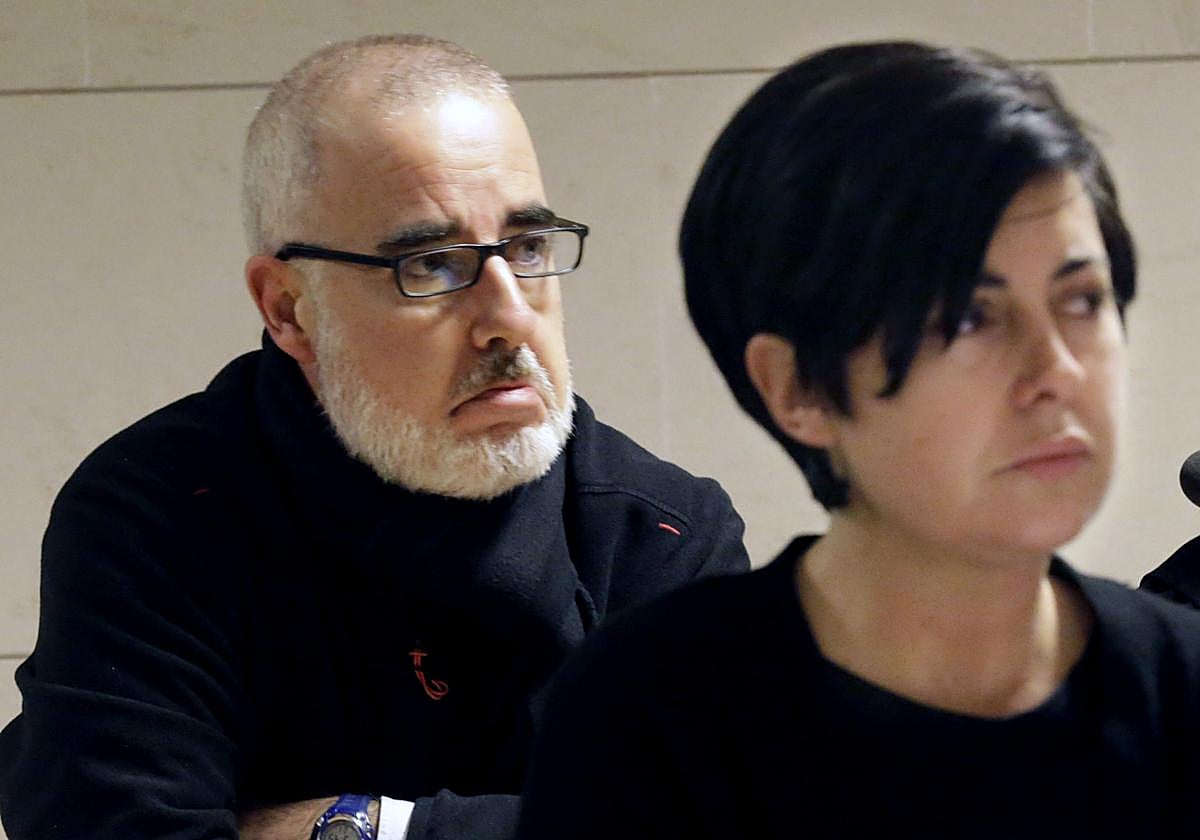 Alfonso Basterra, detrás de Rosario Porto en el juicio