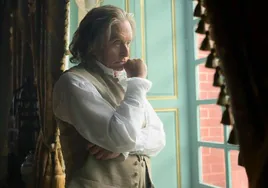Michael Dougas en el papel de Benjamin Franklin