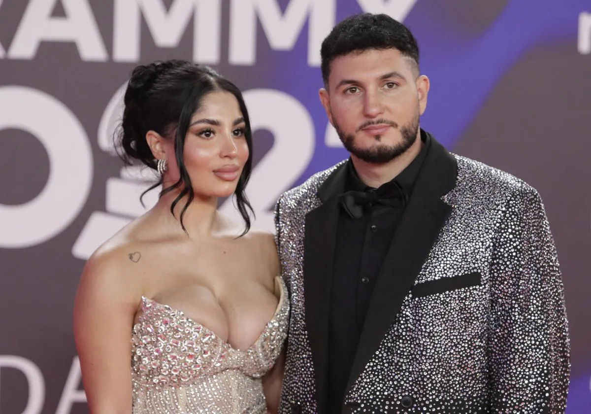 Lola Romero y Omar Montes posan sobre la alfombra roja de los Grammy Latinos 2024