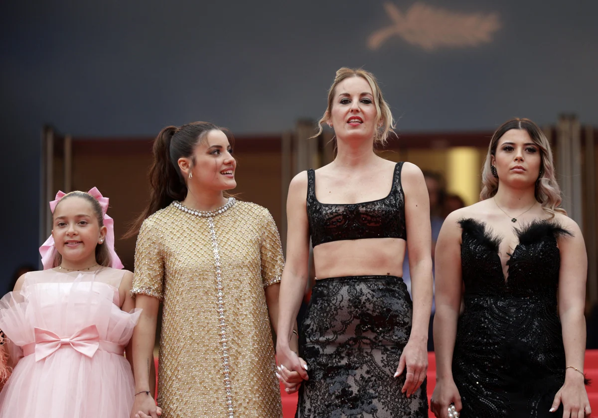 La directora francesa Agathe Riedinger, junto a las actrices de 'Diamond Brut' en la alfombra roja de Cannes