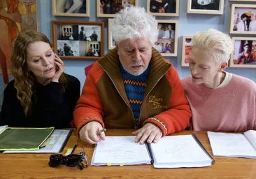Pedro Almodóvar, en el centro, en su oficina de Madrid acompañado por Julianne Moore y Tilda Swinton