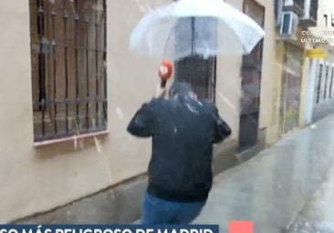Un reportero de 'Espejo Público' sufre una «nueva modalidad de agresión»: «He recibido un testarazo»