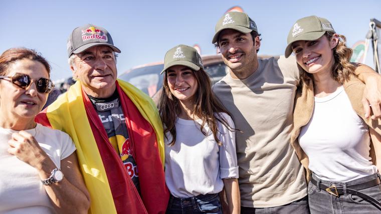 Carlos Sainz Jr. y Rebecca Donaldson celebran el triunfo de Sainz padre en el Rally Dakar 2024