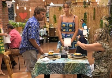 Un soltero intenta ligar con la camarera delante de su cita: «No me parece bien»