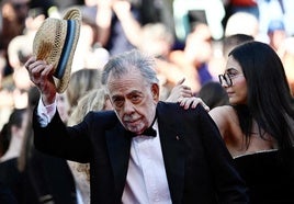 Publican vídeos que muestran a Francis Ford Coppola abrazando y besando a extras de 'Megalópolis'