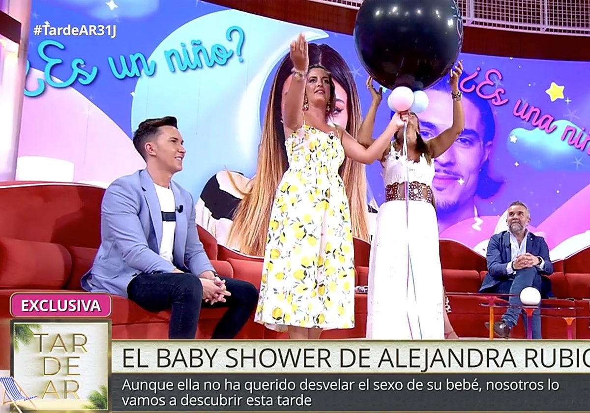 Leticia Requejo y Marta López, colaboradoras de 'TardeAR', pincharon el globo que daba la información sobre el bebé de Alejandra Rubio.