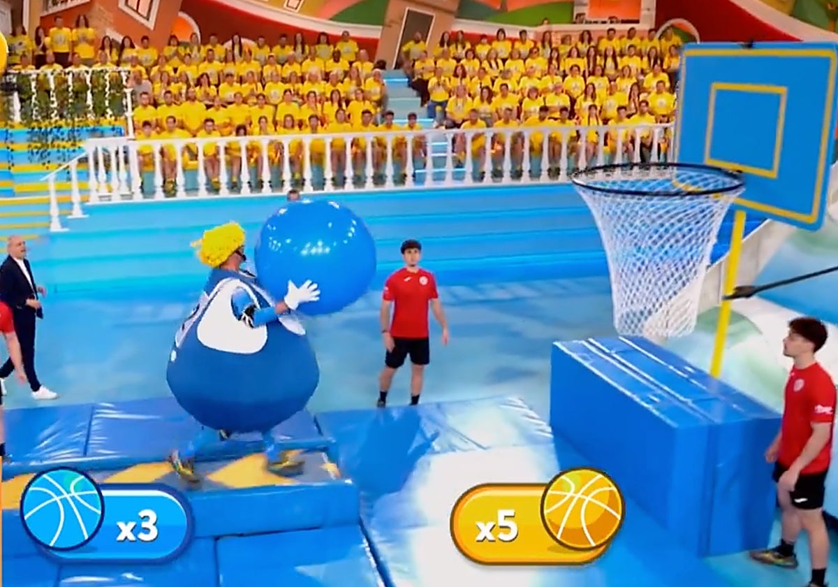 Binissalem y Villanueva de la Torre jugando en el 'Baloncesto en pañales' del 'Grand Prix'