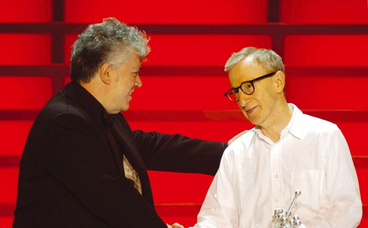 Imagen principal - Arriba, Pedro Almodóvar entregando el premio Donostia a Woody Allen en 2004. Izquierda, Pedro Almodóvar charlando con Bertrand Tavernie durante el Festival de San Sebastián en 1996. Derecha, Pedro Almodóvar junto a las actrices Marta Fernández Muro y Cecilia Roth, tras su llegada al Teatro Victoria Eugenia