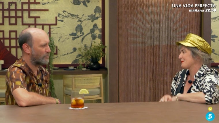 Gerardo y AmyJo durante su cita en el hotel de 'First Dates'