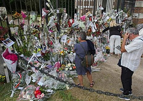 Imagen secundaria 1 - Dos momentos de la llegada de los hijos de Delon, Anthony y Alain-Fabien, a la propiedad de su padre a la que se han acercado centenares de fans a dejar flores