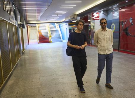 Imagen secundaria 1 - Arriba, ante la fachada de los Renoir Plaza de España, en la calle Martín de los heros, con los carteles de la trilogía de Kievslovski: «No me gustaron, pero seguramente no las no las vi bien, las debería volver a ver», dice Jonás Trueba, que posa abajo a la sombra del viaducto de Segovia, uno de los escenarios más recurrentes de su filmografía. A la derecha, con el periodista de ABC en la pasadizo de Plaza de los Cubos, donde rodó 'Los ilusos', nombre que también puso a su productora, Los ilusos films