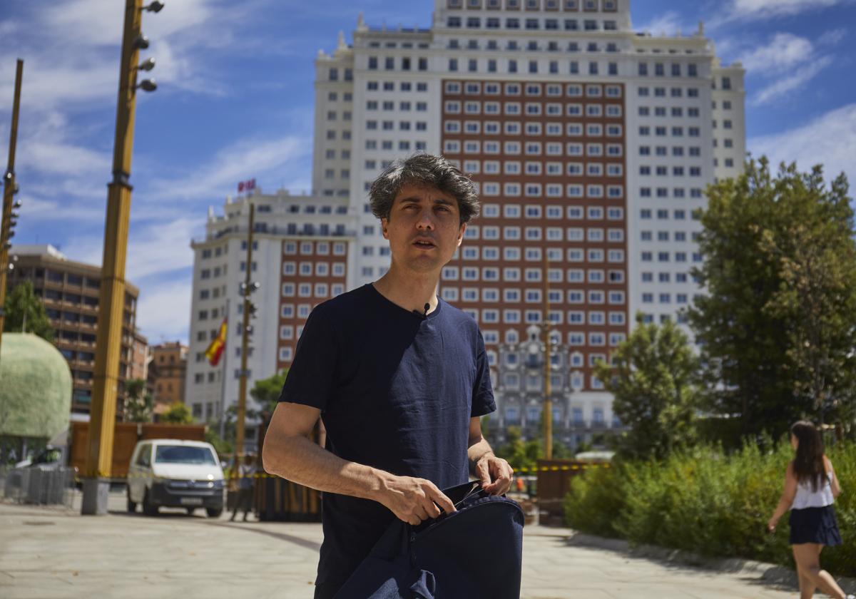 Jonás Trueba en Plaza de España, en mitad del recorrido con ABC por los lugares de su filmografía