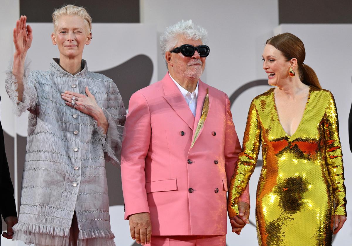 Pedro Almodóvar junto a Tilda Swinton y Julianne Moore en el Festival de cine de Venecia.