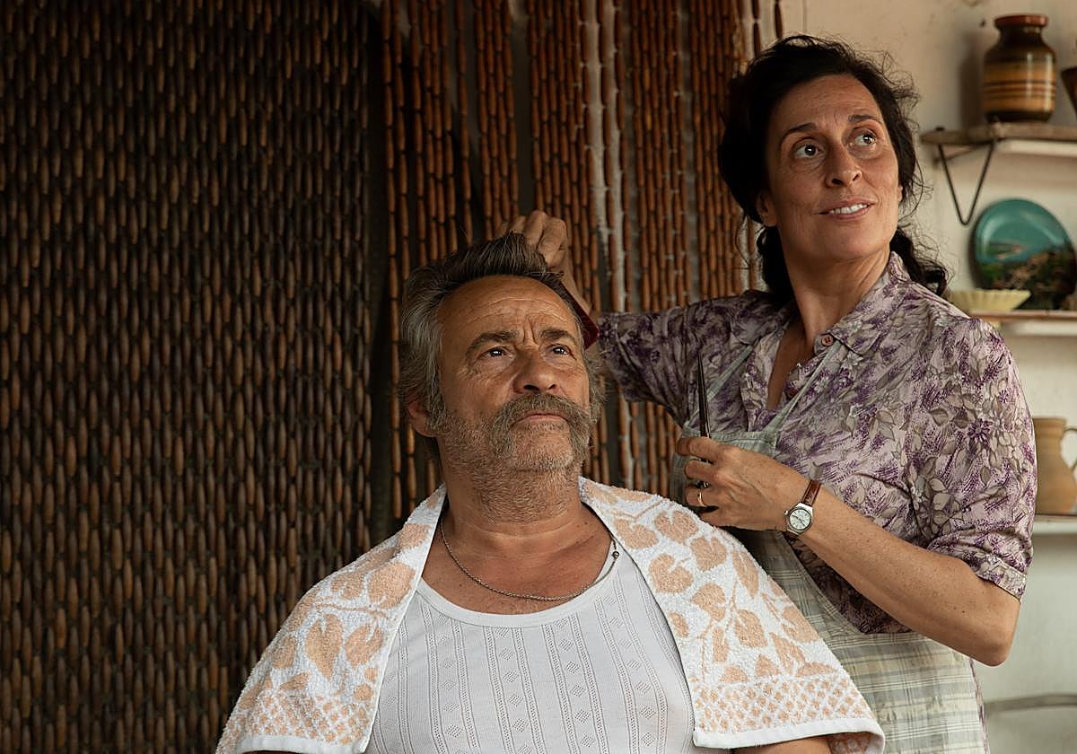 Eduard Fernández y Clara Segura en 'El 47'