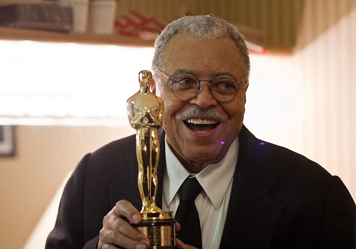 James Earl Jones con su Oscar honorífico en 2011