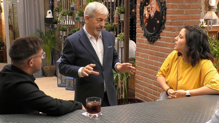 José Luis y Andrea con Carlos Sobera en el restaurante de 'First Dates'