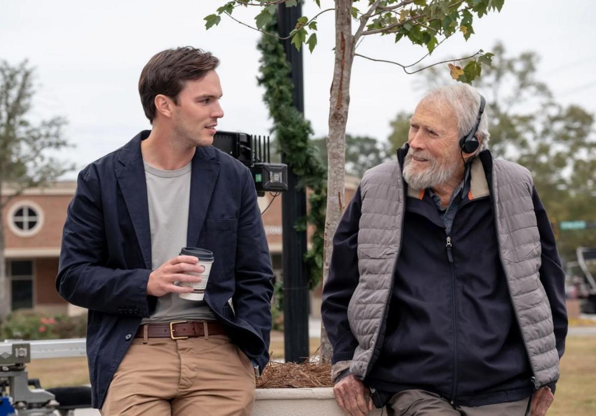 Clint Eastwood junto al protagonista de su nueva película, Nicholas Hoult, durante el rodaje