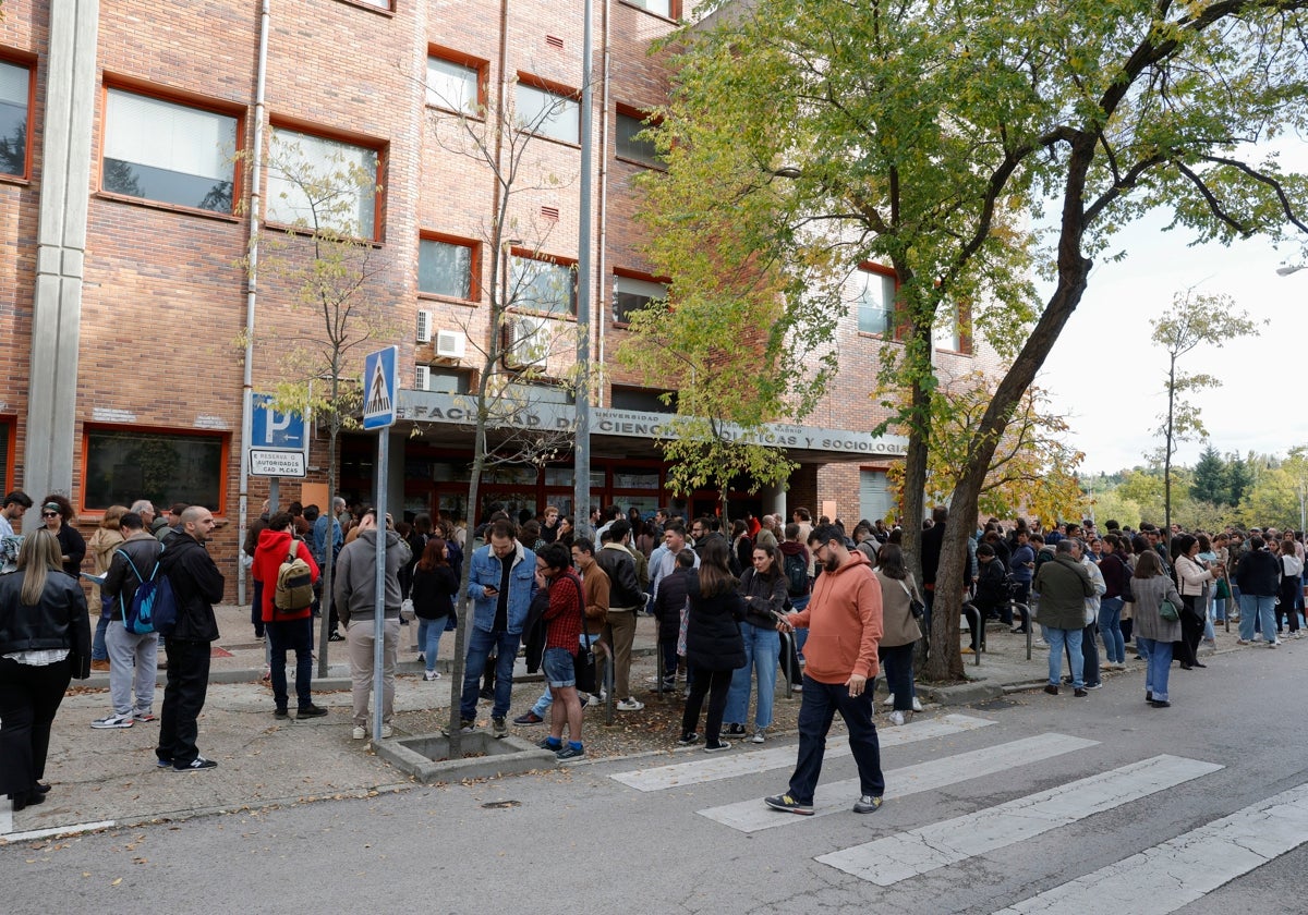 Opositores a la espera del examen en la Facultad de Ciencias Políticas y Sociología de la UCM