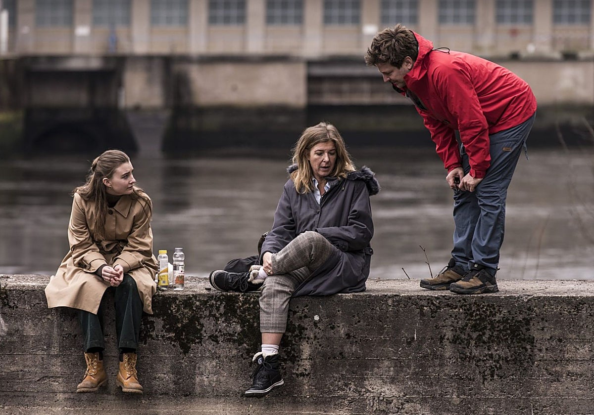 Thomas Vinterberg charla con las actrices Amaryllis April August y Paprika Steen durante el rodaje