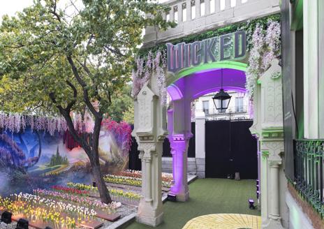 Imagen secundaria 1 - Tulipanes, baldosas amarillas y un vestuario icónico: así es la exposición gratuita de 'Wicked' en Madrid
