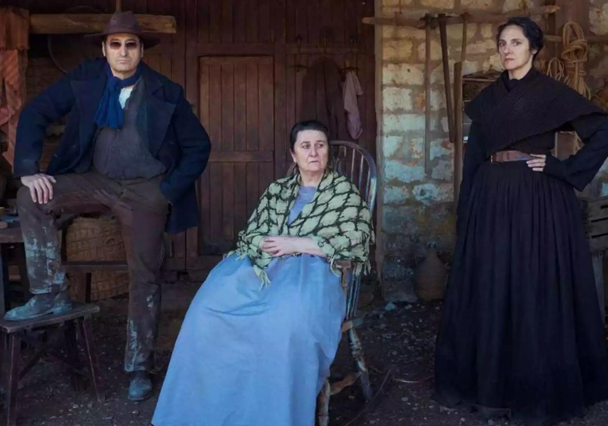 Carmelo Gómez, Adelfa Calvo y María Morales, en 'La sombra de la tierra'