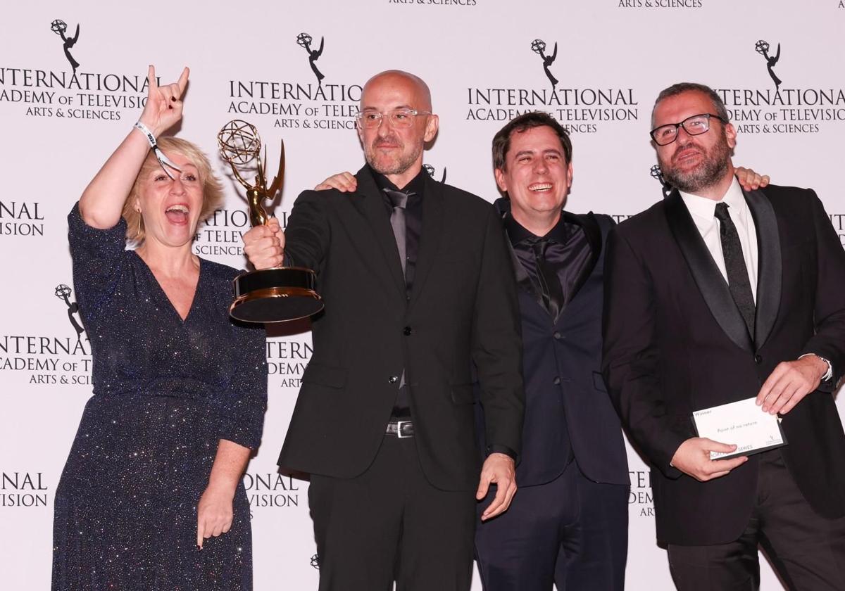 Autores de 'Punt De No Retorn' en la sala de prensa durante la 52.ª edición anual de los Premios Emmy Internacionales en Nueva York