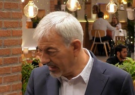 Una soltera sin filtros deja en 'shock' a Carlos Sobera con un inesperado reproche: «Parece que vas de comunión»