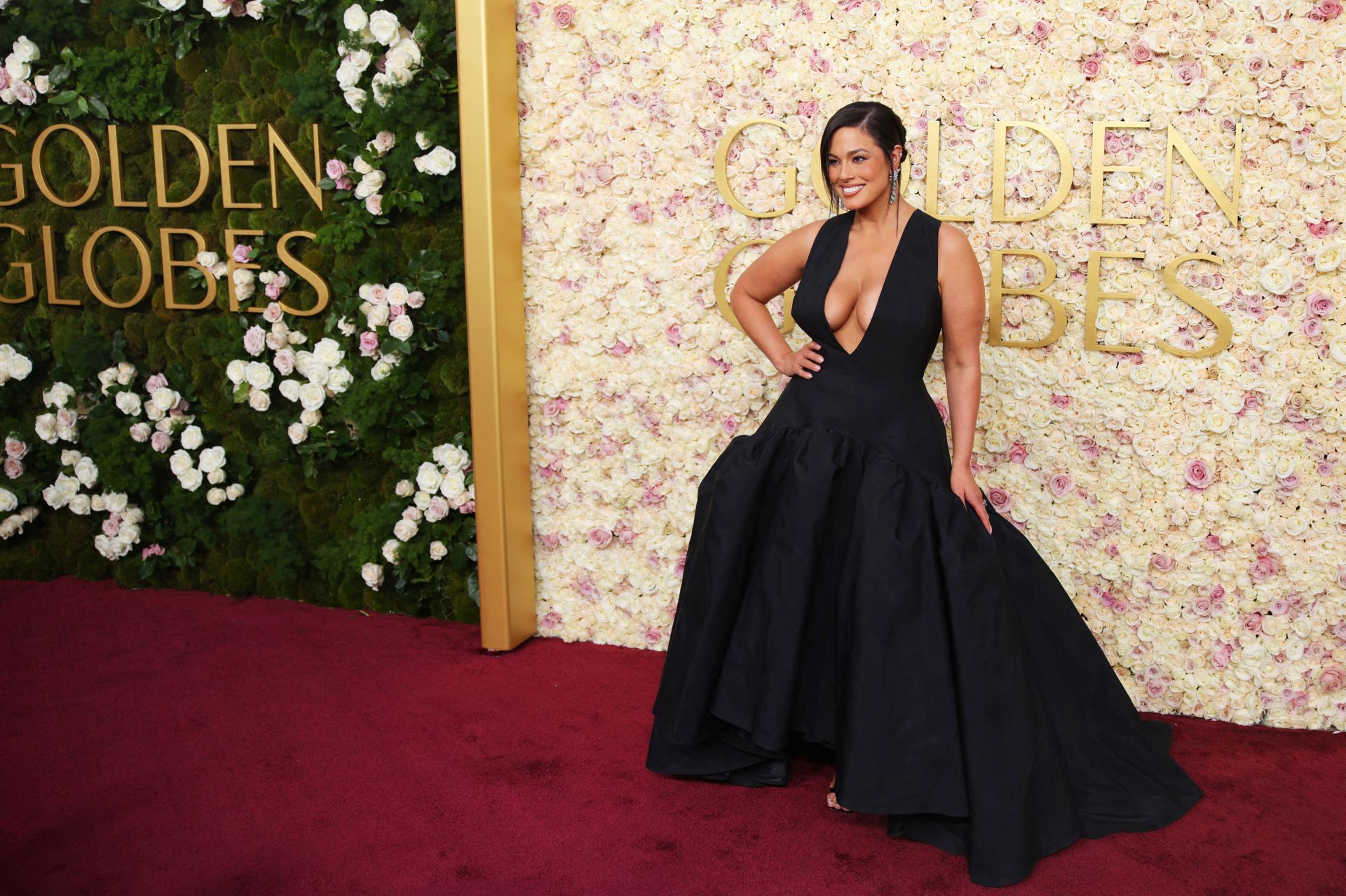 La actriz Ashley Graham acaparó muchas miradas con su impresionante vestido en la alfombra roja.