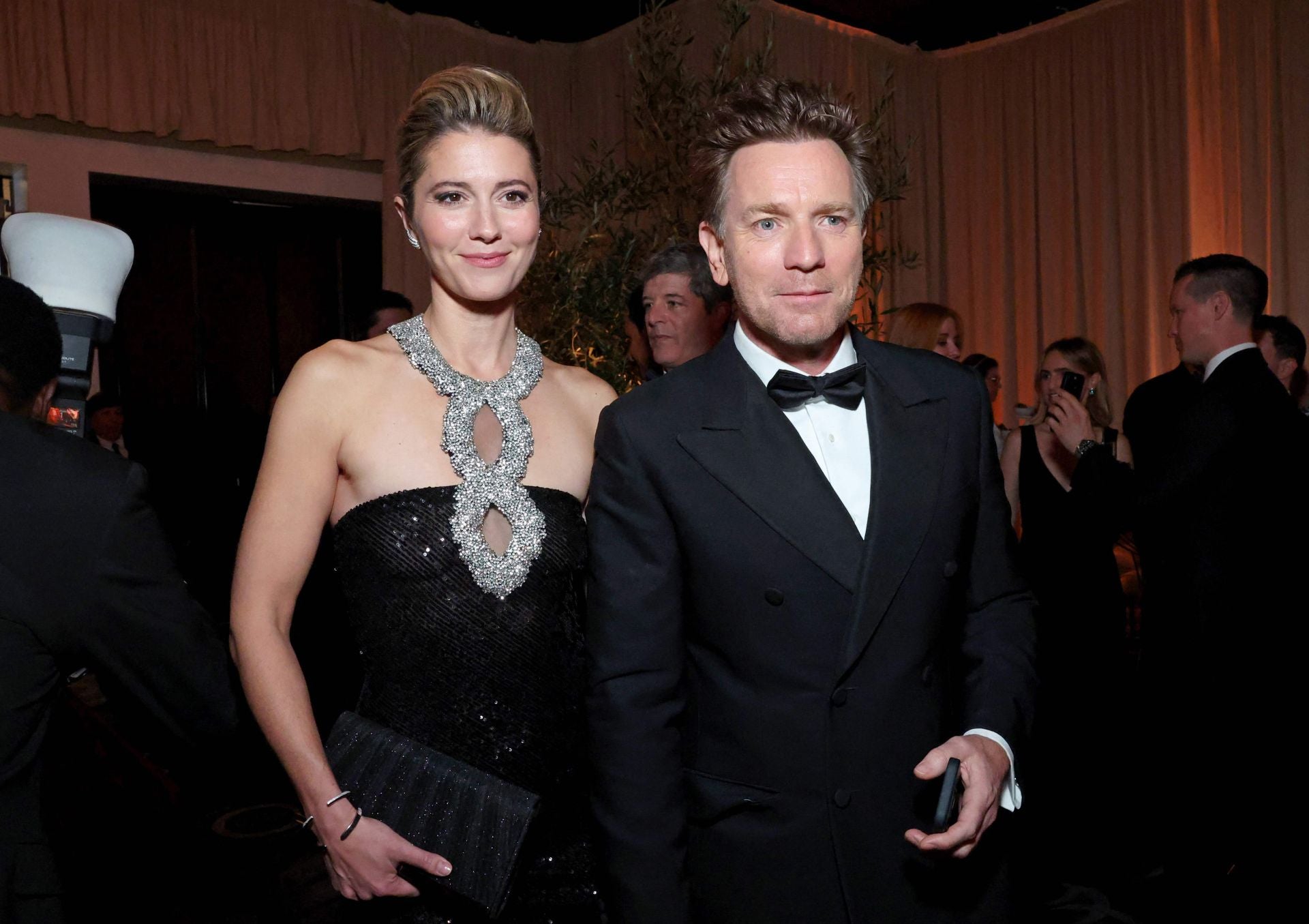 Mary Elizabeth Winstead y Ewan McGregor llegaron juntos a los Globos de Oro.