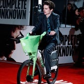 Multan al actor Timothée Chalamet tras llegar en bicicleta al estreno de su última película