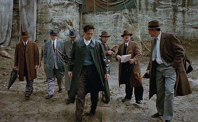 Imagen principal - Fotogramas de 'The Brutalist', donde Adrien Brody da vida a Laszlo Toth. Ese nombre, escogido por el director y guionista de 'The Brutalist', es el del hombre que atacó la Piedad de Miguel Ángel en 1972