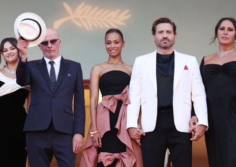 Imagen secundaria 1 - Karla Sofía Gascón, en diversos momentos de la carrera de 'Emilia Pérez', desde su paso por Cannes hasta los premios del cine Europeo en diciembre