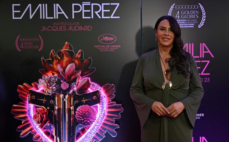 Imagen principal - Karla Sofía Gascón, en diversos momentos de la carrera de 'Emilia Pérez', desde su paso por Cannes hasta los premios del cine Europeo en diciembre