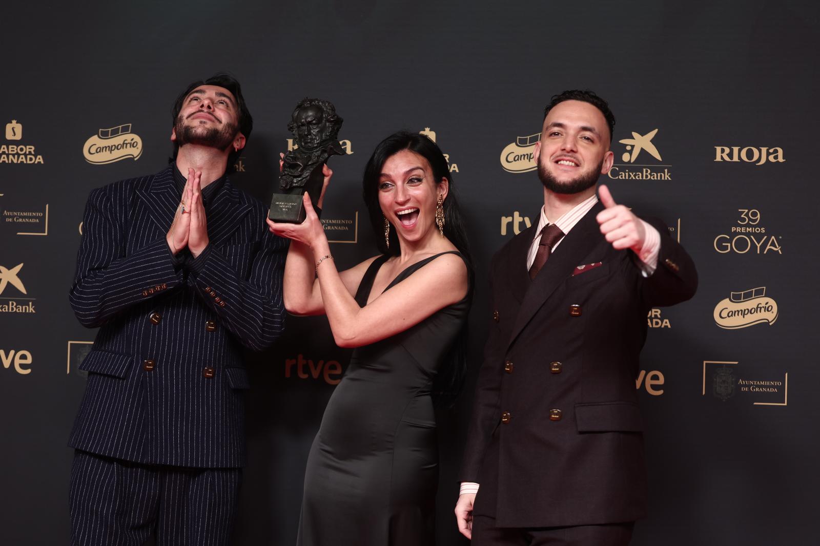 La cantante ´La Tania´, acompañada por el realizador C. Tangana y el guitarrista Yerai Cortés, posando con el Goya conseguido a la Mejor Canción Original por 'Los Almendros'.