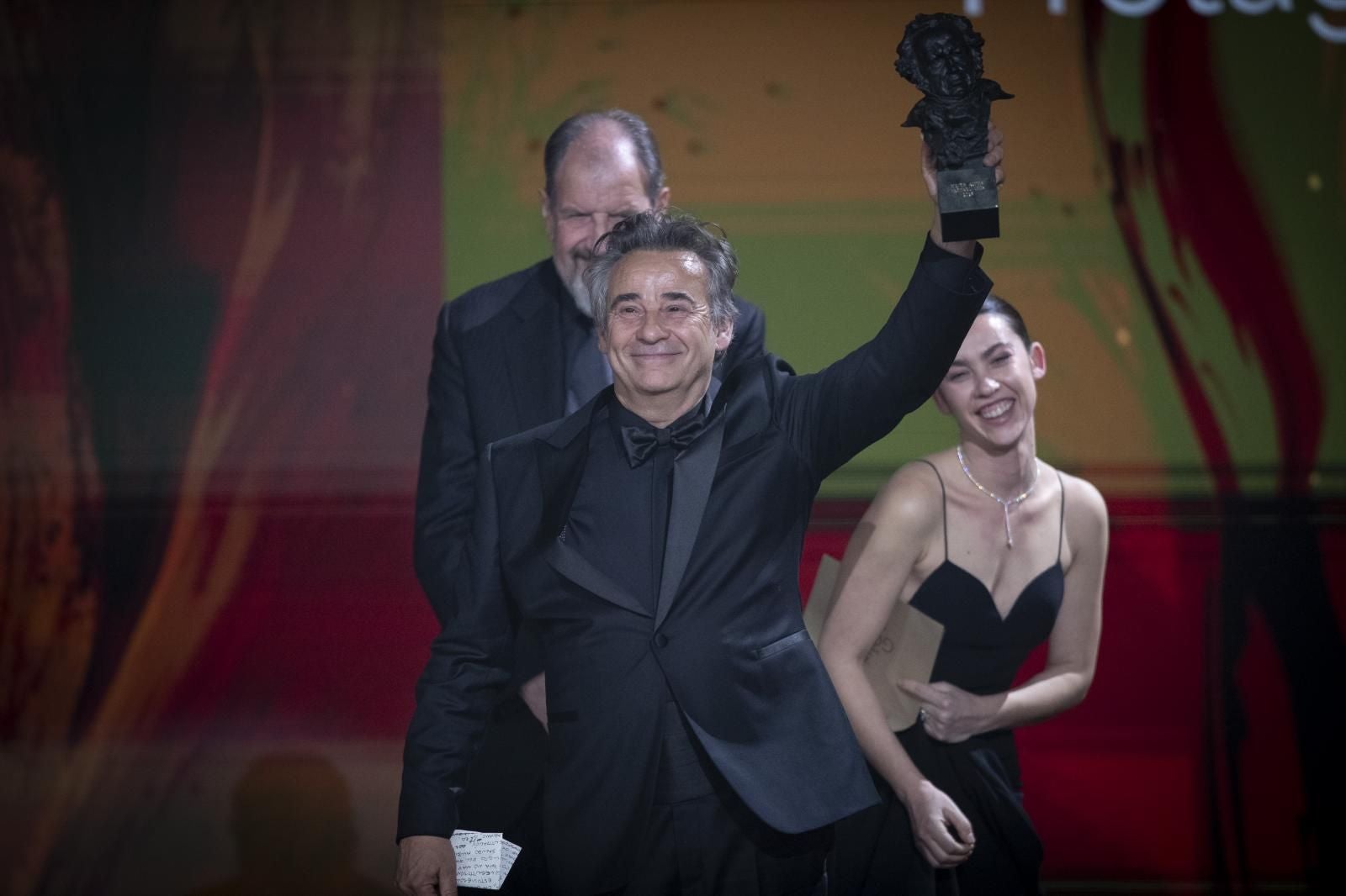 Eduard Fernández, Mejor Actor por su papel en 'Marco', ha recibido el premio de manos de Josep María Pou y de su hija, la también actriz Greta Fernández.