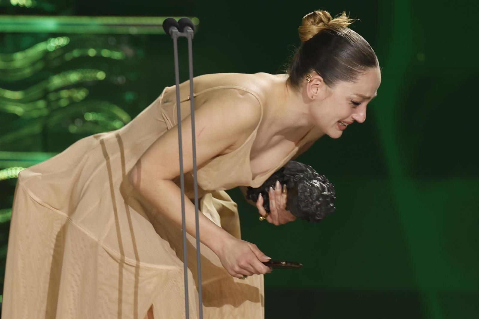  Laura Weissmahr, premiada como Mejor Actriz Revelación por su trabajo en ´Salve Maria', no ha podido contener la emoción sobre el escenario.